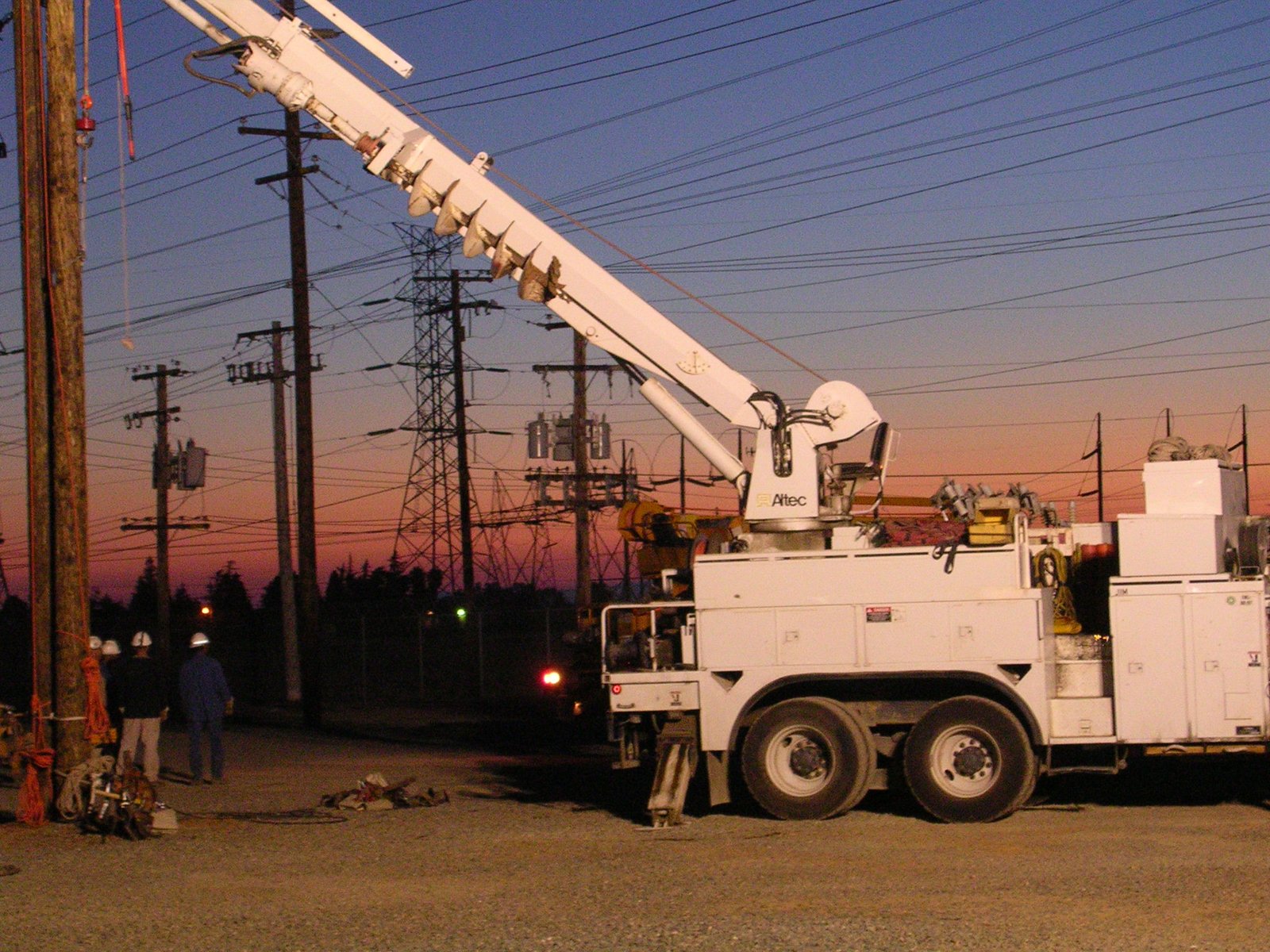 EH Electrical lineman crew at work